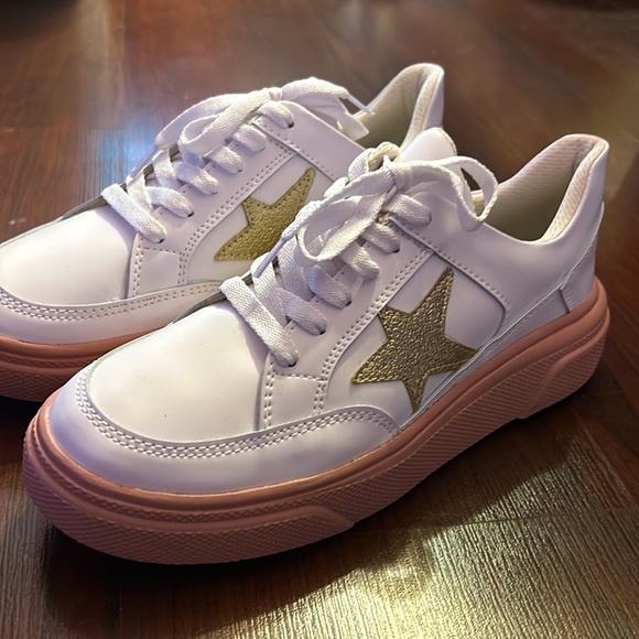 NWT-MKS-White w Gold Star & Pink Soles Size 10 - Picture 1 of 8